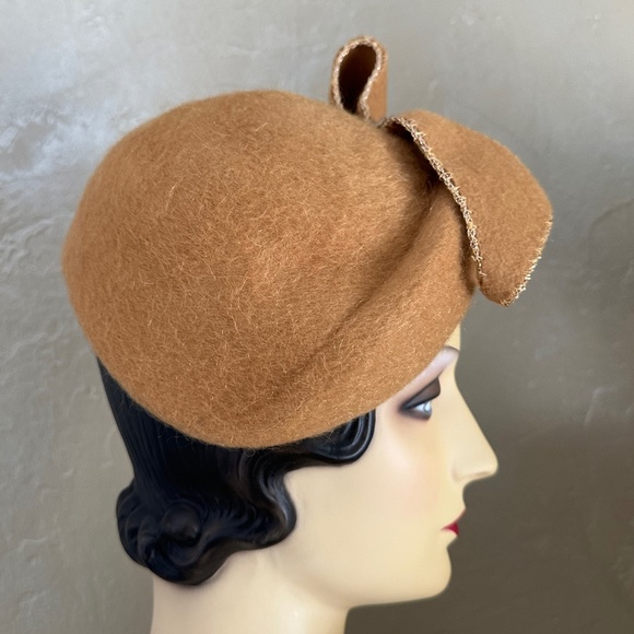 IMPRESSIVE 1950\'s MUSTARD COLOR FUZZY FELT  CAP +  BOW WITH GOLD THREAD EDGING main image 4